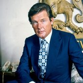 Sir_Roger_Moore_3_b.jpg