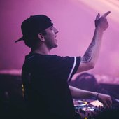 watch-illenium-throwback-set-from-the-armory-dj-life-768x512.jpg