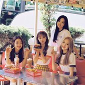 LOOΠΔ / yyxy