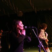 Mari Ruas (Back-Vocal), Max Mantra (Baixo)