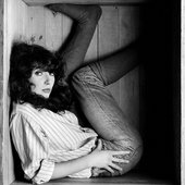 Gered-Mankowitz-Kate-Bush-in-the-box.jpeg