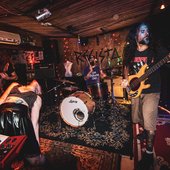 Giant-Jellyfish-em-show-Dark-Dharma_2022_Foto-Por-Rafael-Melo-scaled.jpg