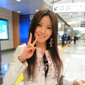 Melody._doing_a_peace_sign