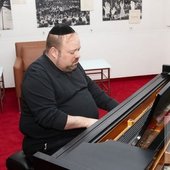 http://jewishmusicplus.blogspot.co.uk/2012/04/dedi-pesach-2012.html