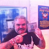 Dikke Dennis(Peter Pan Speedrock) is fan! Op Scumbash met cd + t-shirt