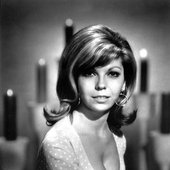 nancy-sinatra-portrait-in-classic_u-L-Q119E960.jpg