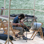 Samo Kutin je na splavu na Soči muziciral na doma narejenih instrumentih. Foto- Neva Blazetič.png