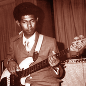 boris-gardiner-playing-bass.png