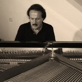 Luciano_Basso_at_the_piano