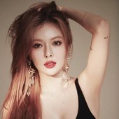 rs_900x1350-190421234219-hyuna-02.jpg