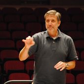 Emilio_Aragón_ensayando_OSG.jpg