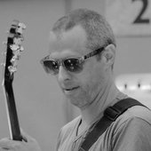 thomas-maintz-on-guitar
