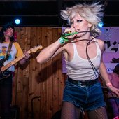 dbh-Amyl-and-the-Sniffers_Barracuda-Backyard_031419_01.jpg