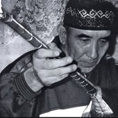 Turghanbay Kalendarov playing dutar