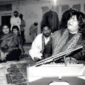 Abida-Parveen-Playing-Harmonium.jpg