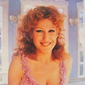 23f02fb202db63411821223bd39db3c9--bette-midler-famous-women.jpg