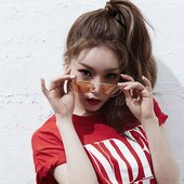 161304067245 - official chungha b cuts for hands on me.jpg