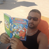 Quincas reading at the beach