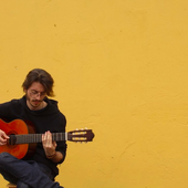 Violão no fundo amarelo