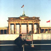 Mark-Reeder-Brandenburger-Tor-1984-Photo-Mark-Reeder-small.jpg