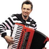 Márió a harmonikás