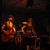 The Minettes live im Parkside