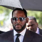 R-Kelly-leaves-criminal-courts-building-chicago-june-26-2019.jpg