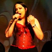 Saran Vonsander singing