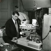 Pierre-Schaeffer-au-phonogene-a-clavier-1951-©-Serge-Lido-INA-1200x1231.jpg