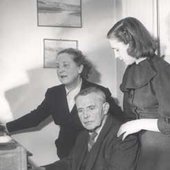 Schoeck mit seiner Gemahlin Hilde und der Tochter Gisela in seinem Wohnhaus an der Lettenholzstrasse in Zürich, um 1950.