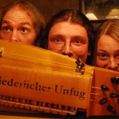 Bandfoto_Liederlicher_Unfug_2010_Logo