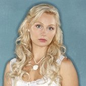 Clare Bowen 