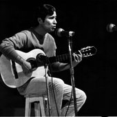 Geraldo Vandré tocando e cantando.