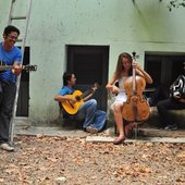 Capotes Pretos na Terra Marfim