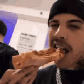Rauw comiendo Pizza