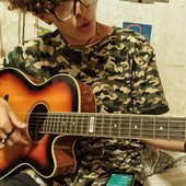 tocando violão