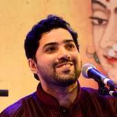 Samrat Pandit portrait on stage, singing at thumri festival