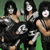 kiss-4f82f22e2c40a.jpg