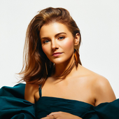 Emmy Russell.png