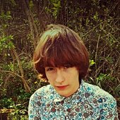 Archie Noble - garden+sunlight+holding+hands photoshoot