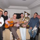 A banda com alguns amigos.