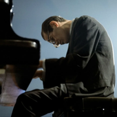 bill-evans-playing-facing-left-lighter-backgroundwebp.png