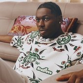 “Allez voir vos tailleurs locaux !” Chemises et carrés de tissus en collaboration avec @tiakola à l’occasion de la sortie du vinyle de BDLM et de la tournée africaine de l’artiste. Le motif est inspiré de pag.jpg