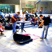Carlos Siles en plena calle de madrid  grabando videoclip \"Cuadradorredondo\" (MundoActua-2009)