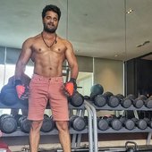 Khesari-Lal-Yadav-Shirtless-Photo-flaunting-abs-16595855643x2.jpg