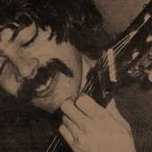 Numa Moraes con la guitarra