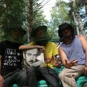 Чистые Воды Алтая с другом в полосатой майке на отдыхе в лесу