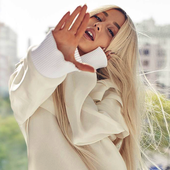 Ariana Grande // Elle Magazine '18