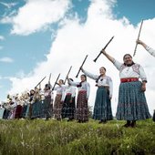 Mujeres oaxaqueñas, de distintos pueblos, unidas para hacer música juntas,