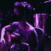 Aline Peixoto é musicista, compositora e cantora
